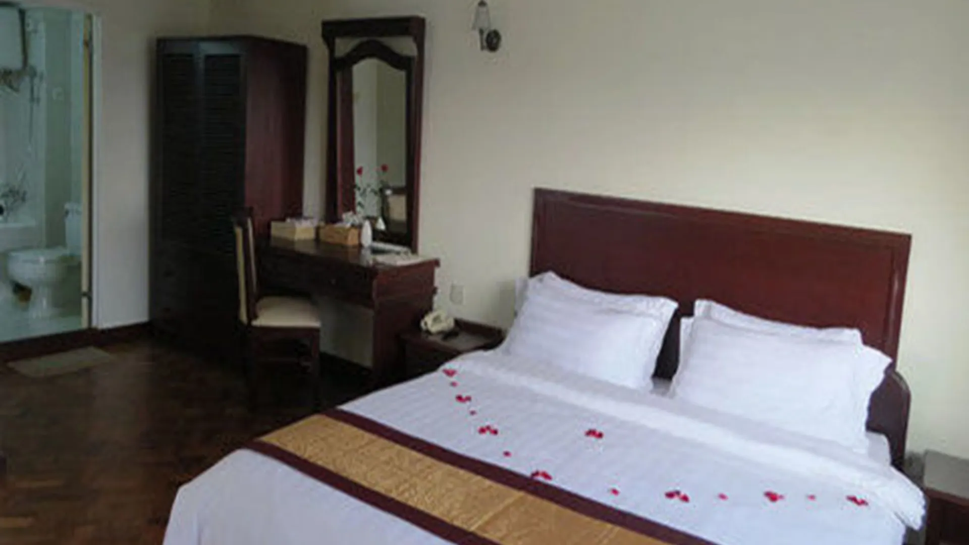 City Hotel Yangon 3*,
